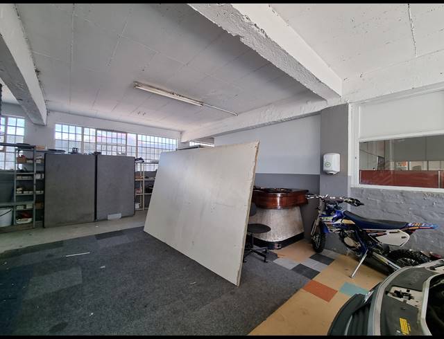 299M² WAREHOUSE TO LET IN TRIANGLE FARM
